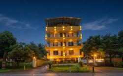 FabHotel Crestwood Inn