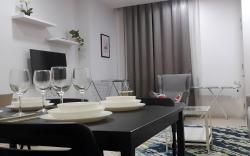 Kuala Lumpur Mont Kiara Arcoris SOHO 5 Pax, Walk to Mall, Pool, WIFI