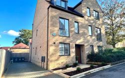 4-Bed in Coulsdon 20 min London, 20 min Gatwick
