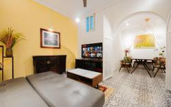 Sep Free Conical Hat/5' to OldQuarter/5Bed 3floor