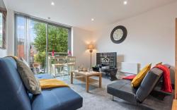 Heart of City Apartment with Secure Parking