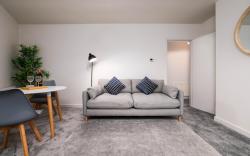 #33 Beautiful 2 bed apt Tamworth Private Parking