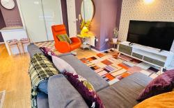 #12 Homely & Charming 2 Bed, Sleeps 6 w. balcony