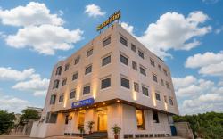 FabHotel Cozzy Stay - Indus land hospital , landscape park & morden school , D- mart