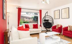 Elegant 5Bed Home, Parking, City Centre, Sleeps 10