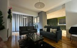 Luxury 5BD, Gym, Parking, Bus to Airport, Sleeps10