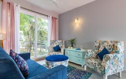Sun-Kissed Studio: Delightful 1BR Retreat w pool