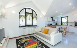 Bright Villa with Pool Near Lake Como & Milan