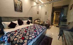 Dream Vibes Studio Luxury Cozy– Gaur City Cente