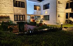7 ROADS RESORT 50mts to lake
