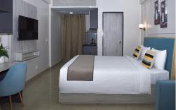 Modern Studio with Kitchenette & Cozy Seating