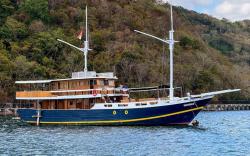 Private Deluxe Boat Charter labuan Bajo Flores 