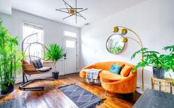 Urban Jungle- Parking Free – Prime Location - Pets