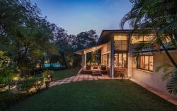 SaffronStays Laguna: 4BR pool villa, Alibaug