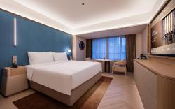 Xingyi Wanfenglin Airport Crystal Orange Hotel