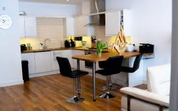 Cleave House - Stylish  Chic 3 Bed House mins from Central London