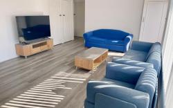 Sunrise Apt 2 · 3BR Family Stay Balcony +Pool View