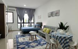 Minutes to UiTM & MSU ShahAlam - Swim & Netflix