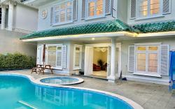 Royal Villa by CozyVilla at Puncak Resort Cipanas