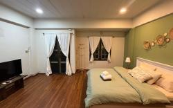 Kingbed ,rftop ,near train station , shared bath