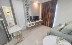 Near Mall 1BR at Grand Sungkono Lagoon By Travelio