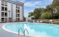 Spark by Hilton Atlanta Airport South College Park