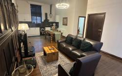 The Church T – Elegant 2-Bedroom Flat with Style