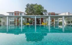Chic 2BHK with Rooftop Pool near Coco Beach
