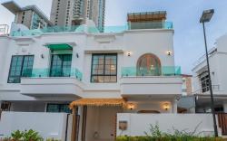 Near the Temple of Truth in Pattaya,Wavytalk