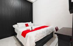 RedDoorz near RSUD dr. Soewandhie 2