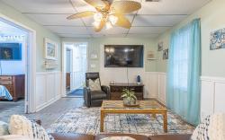 5 Bedrm 2 King Central Huge Private Yard/Deck/BBQ