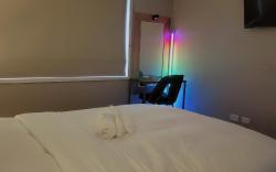 A slice of Melbourne! Room 1 Shared Bath/ Kitchen.