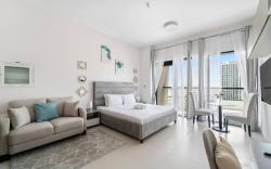 Bright and Chic Studio near Downtown pets allowed