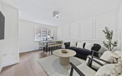 NEW Stunning Home | Free Parking | Sleep 8 | By M6