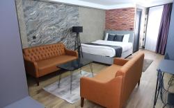 Urban Ease in a Sleek Maltepe Space