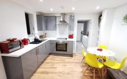 4 sleeps close to restaurants and bars 