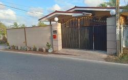 SPACIOUS FAMILY HOLIDAY HOME NEAR THE AIRPORT 