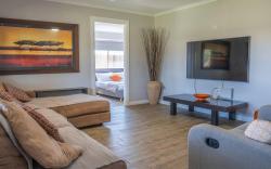 Stays with Ripley 3 minutes drive to hospital and beach Pet friendly