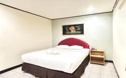 Hotel Pasar Besar RedPartner near Tugu Pahlawan