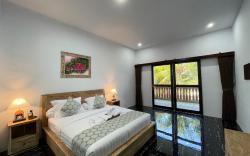 Rai Wood Carver and Homestay