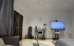 استيديو راقي حي الثقبه