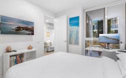 Brighton 1-Bed Apartment with Balcony & Parking