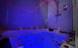 Suite 1 Private Jacuzzi Spa Hot Tub & Sauna