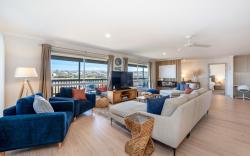 Large Upstairs Family Stay Near Middleton Beache