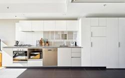 Elegant Inner-City 1-Bed with Rooftop Dining