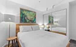 Chic 1-Bed with Harbour Views & Pool by Tram Line