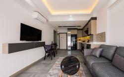 Dorado Suit 1 Queen Bed, Pool View with Balcony