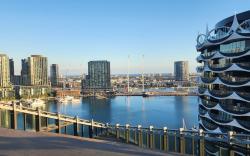 Bright 2-Bed Retreat with Pool, Gym & Sauna Access