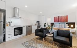 Cozy 1-Bed Studio Near Cafes and Shops