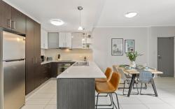 Central Cosy 2-Bed with Pool and near QUT & CBD